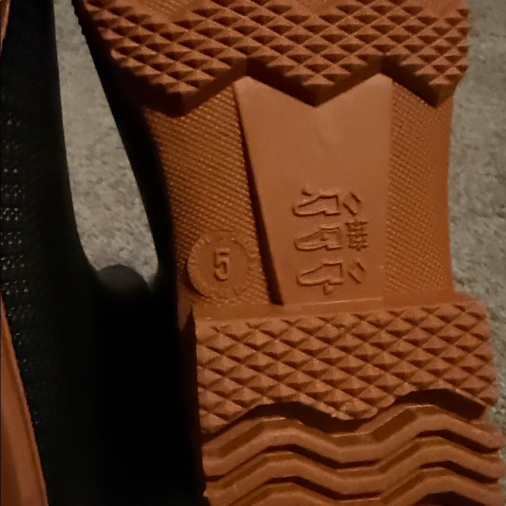 Kid’s size 5 rain boots - Picture 3 of 5